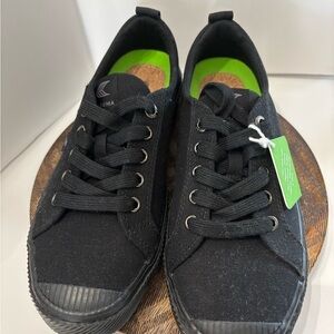 Carium black 
 women’s/mens 8.5/7 Black Low-Top Sneakers Brand New no box